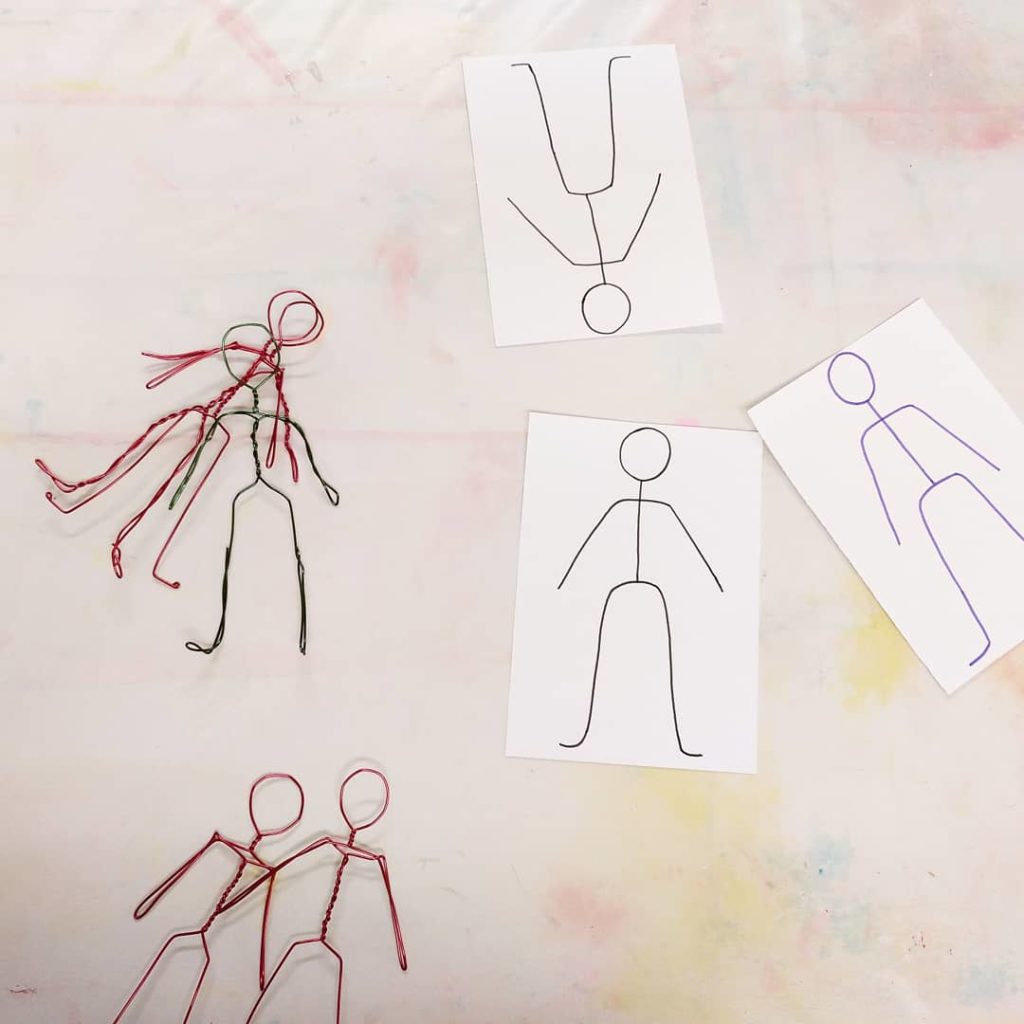 Como hacer un muñeco con alambre y papel - Saleta