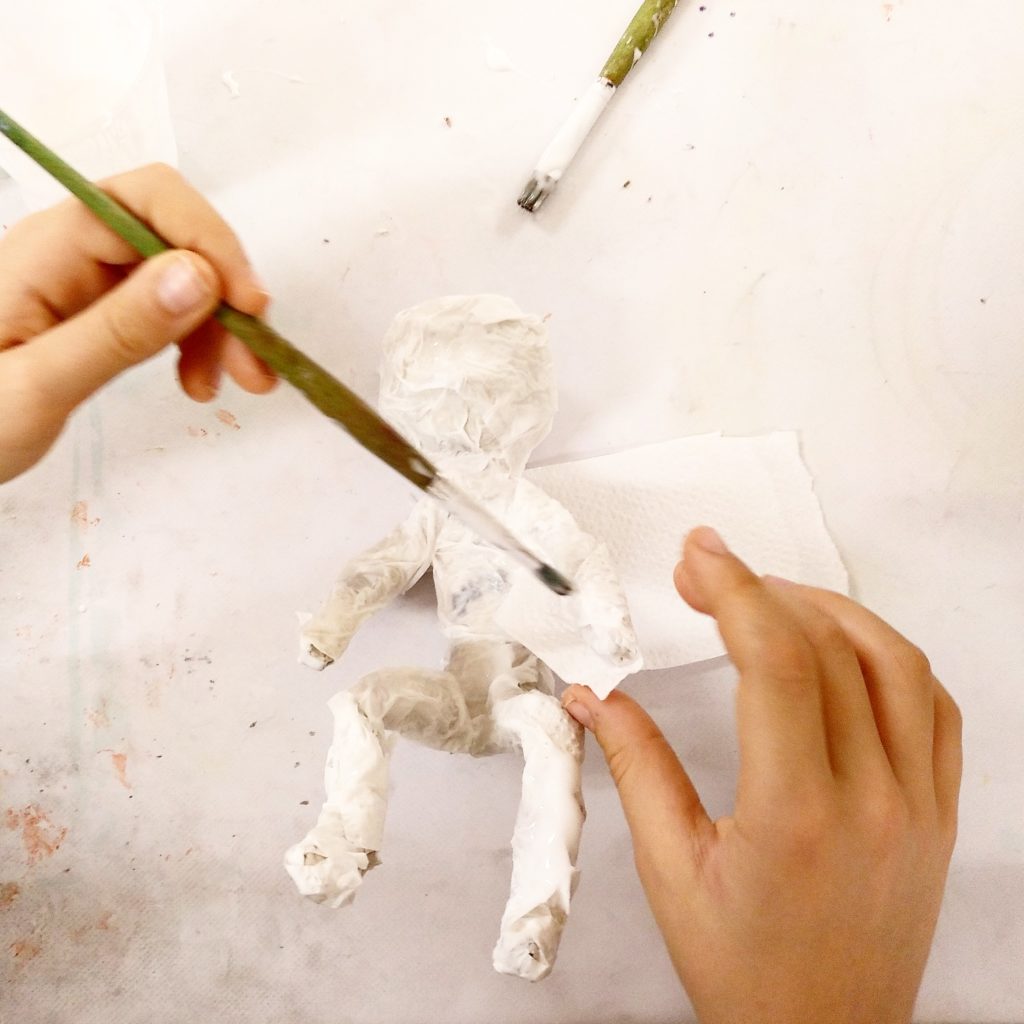 Como hacer un muñeco con alambre y papel - Saleta