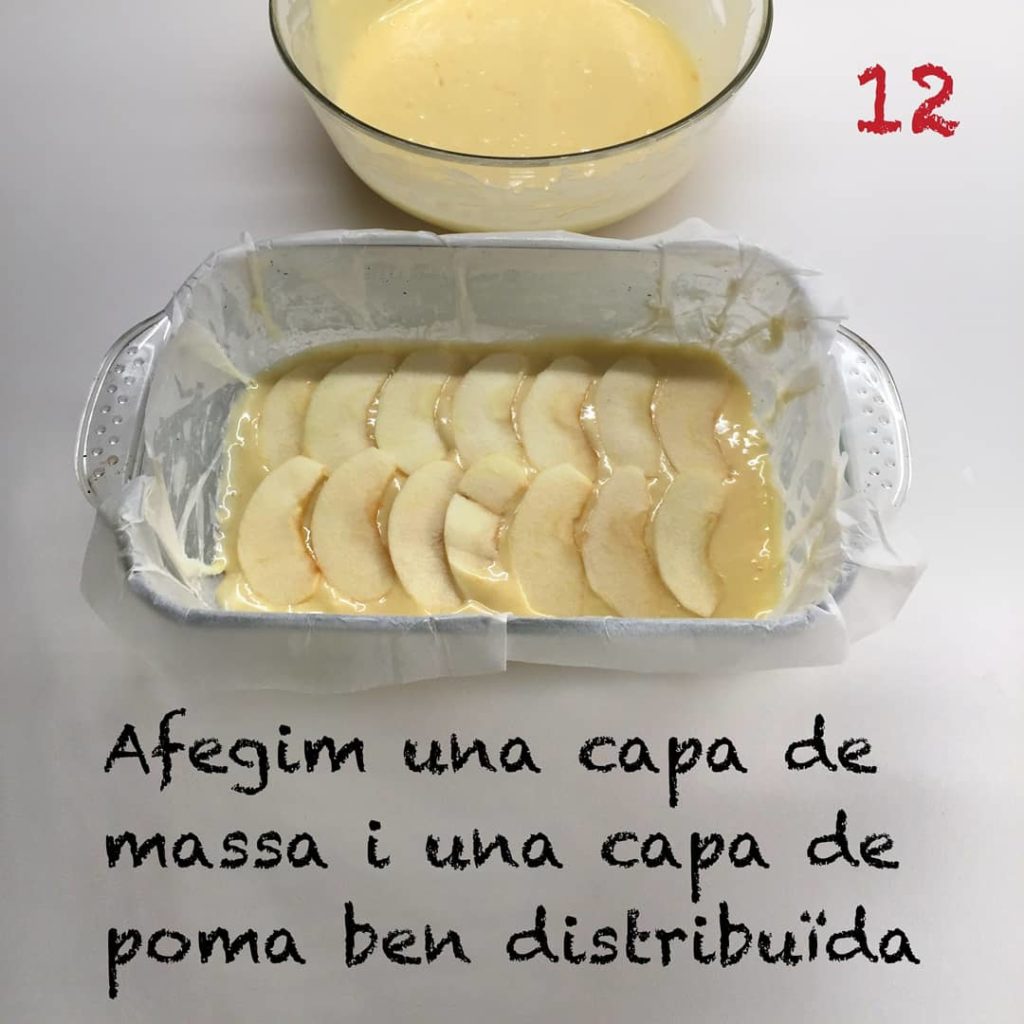 un poco de masa y una 1º capa de manzana