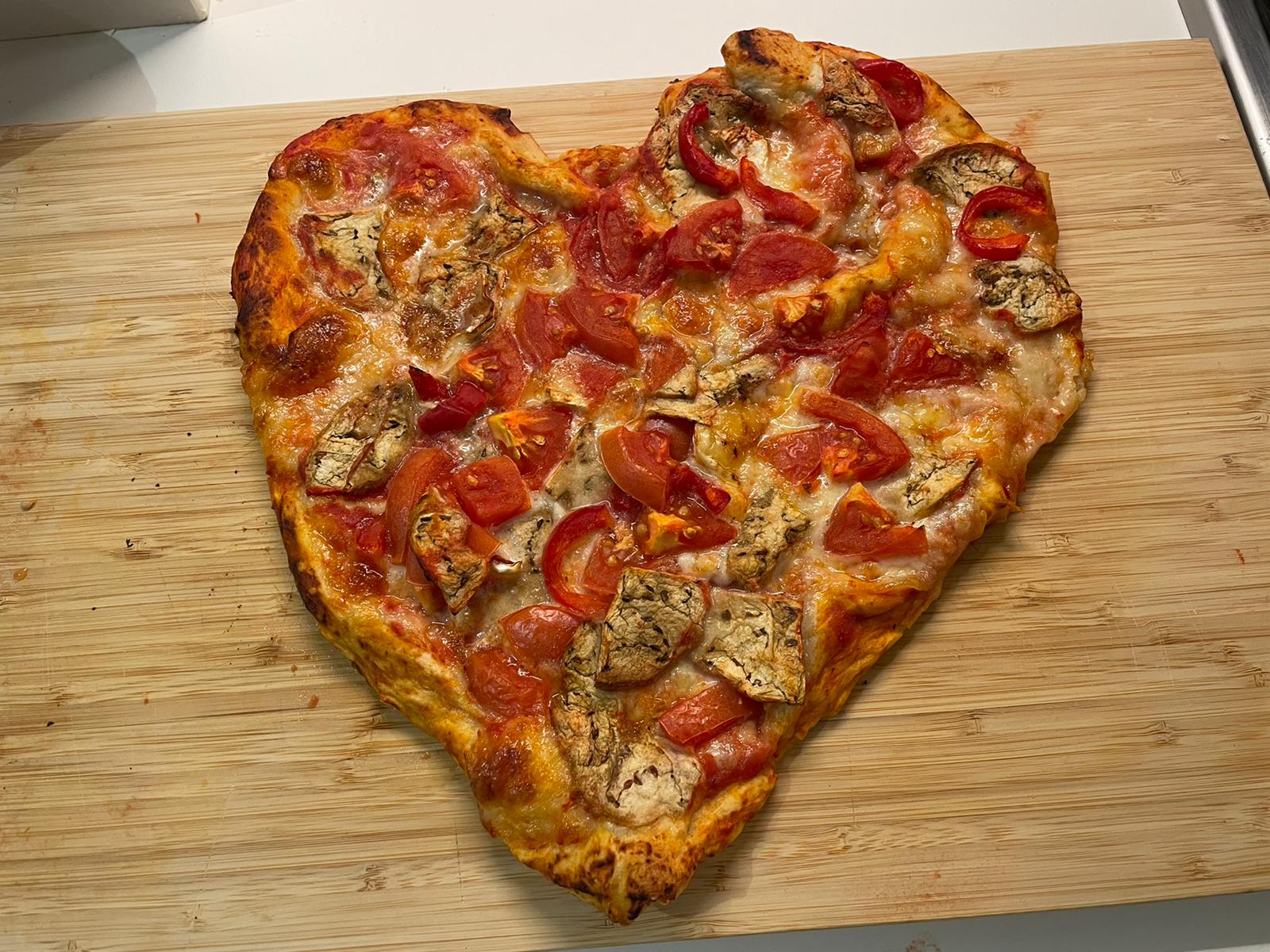 Masa de pizza en forma de corazón