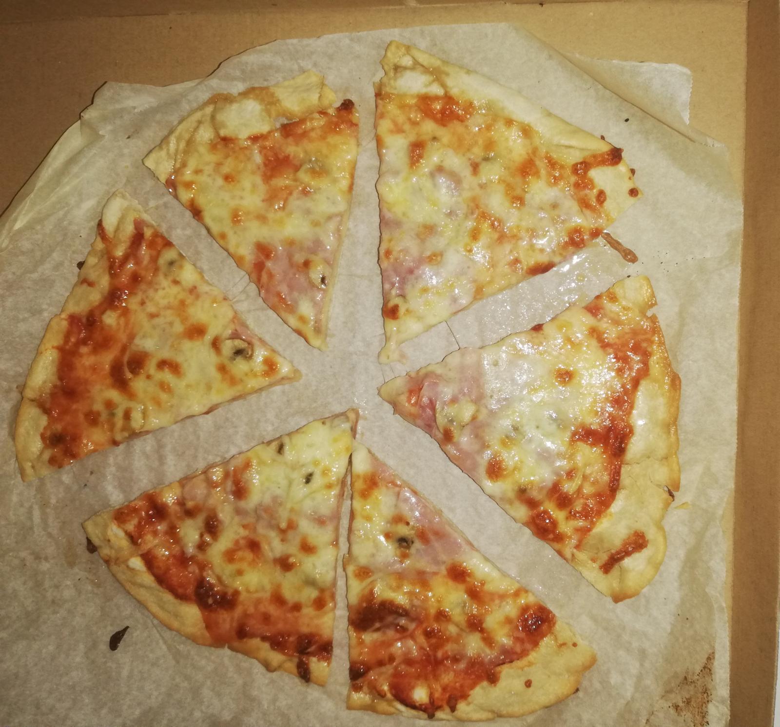 Masa de pizza cortada en 6 trozos